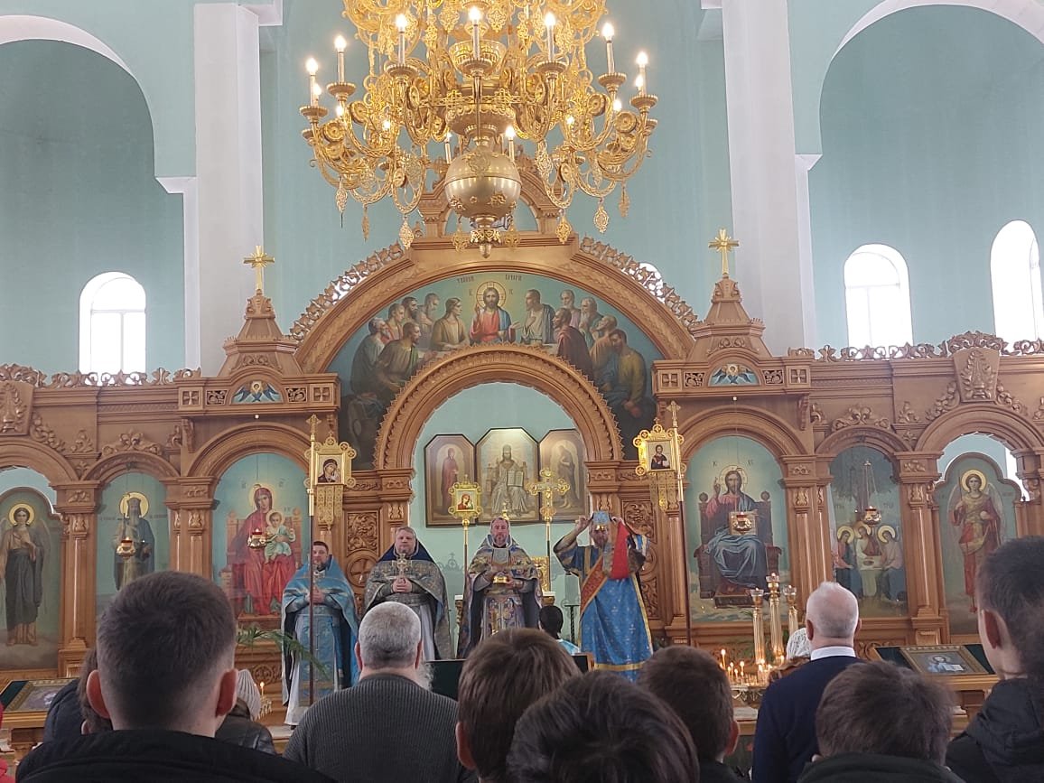Шкльники на праздничной литургии 15 февраля