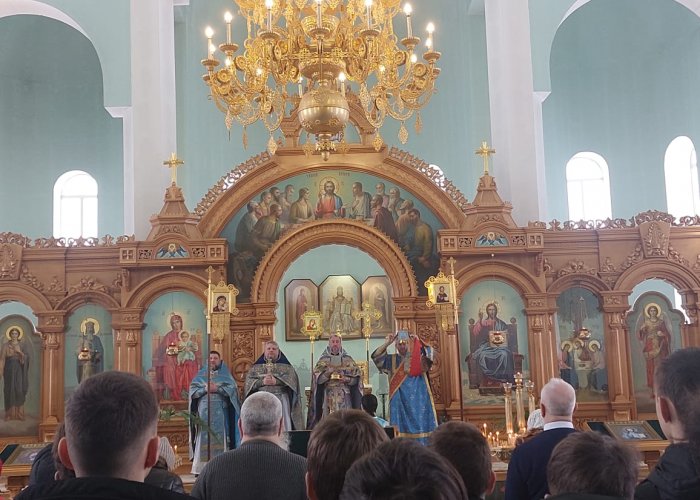 Шкльники на праздничной литургии 15 февраля
