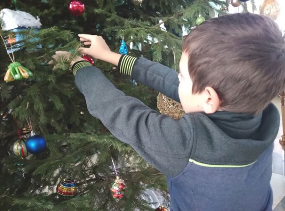 Готовимся к Рождеству. Наряжаем храмовую ёлку.